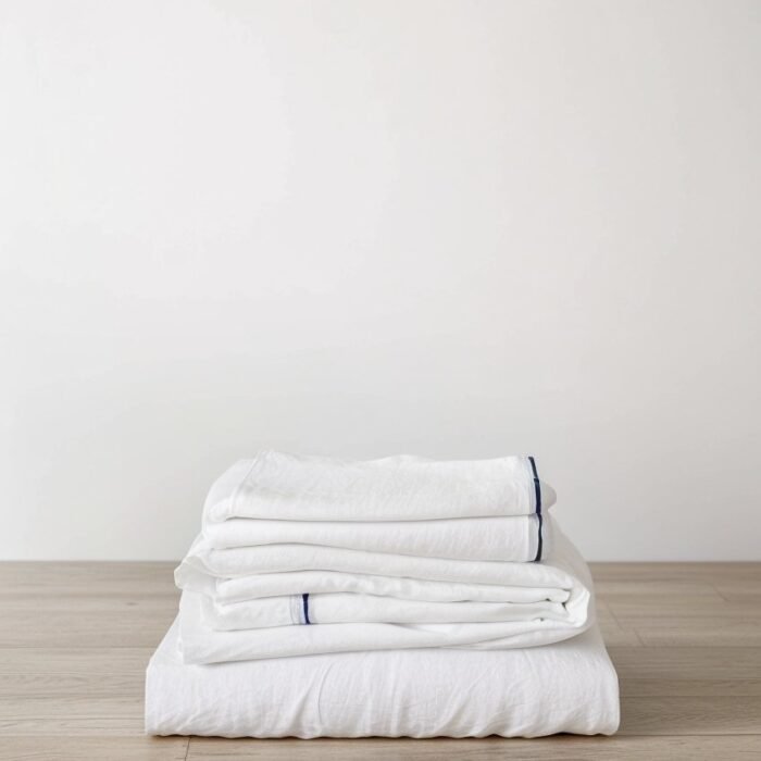 Komplet pościeli lnianej z lamówką i poszewkami na poduszki – biały i granatowy